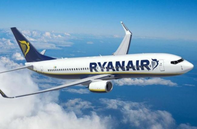 Літак Ryanair здійснив жорстку екстренну посадку! У декого з пасажирів пішла кров вухом!