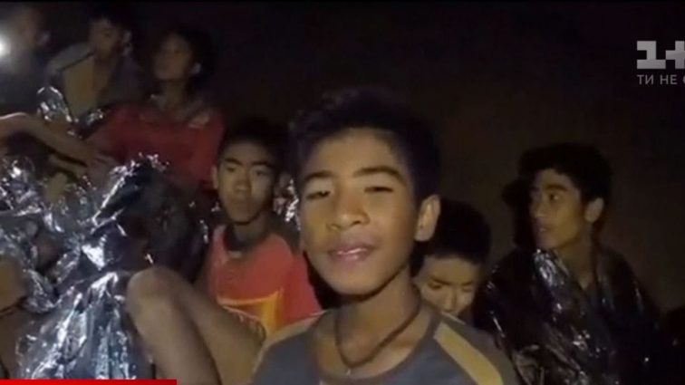 Батькам визволених із тайської печери дітей досі не дозволили з ними побачитись! Що ж там відбувається?