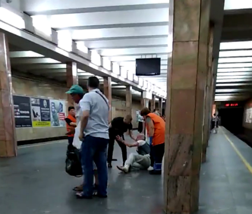 В метро Киева полиция избила пассажира! (ВИДЕО)