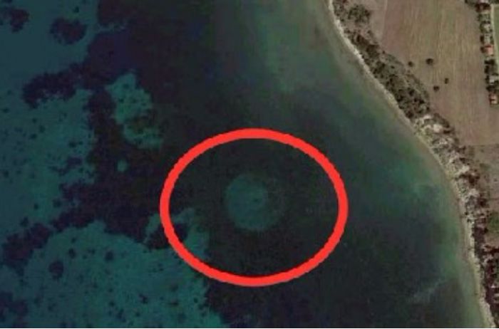На дне греческого залива обнаружен странный объект!