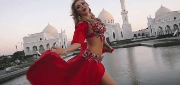 «С»охни, т»арь»: мусульмане требуют казнить татарскую певицу за танцы у мечети