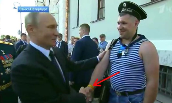До справжніх підійти боїться? – У мережі показали фото Путіна з підставним “морячком”