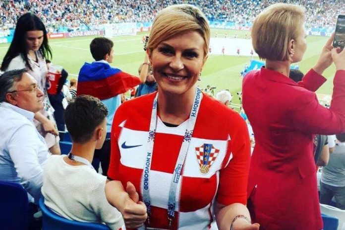 ЗНАКОМЬТЕСЬ! Это Колинда Грабар-Китарович. Она прилетела на ЧМ 2018 эконом-классом и болела за свою сборную. А ещё она – президент Хорватии