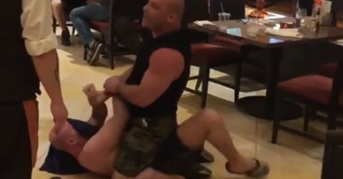 Пьяный посетитель ресторана по ошибке напал на экс-чемпиона UFC! (ВИДЕО)