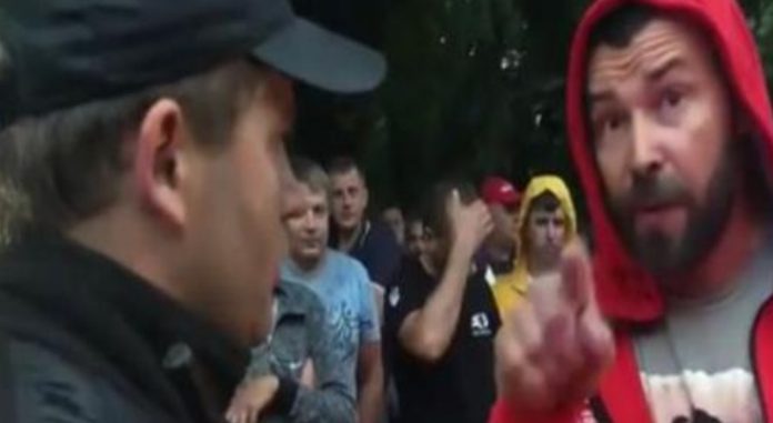 Такие у#бки, как ты.. Я сам решу, как с тобой общаться, чм*о!», – в Киеве только что начался жесткий беспредел, смотрите что делают с полицейскими
