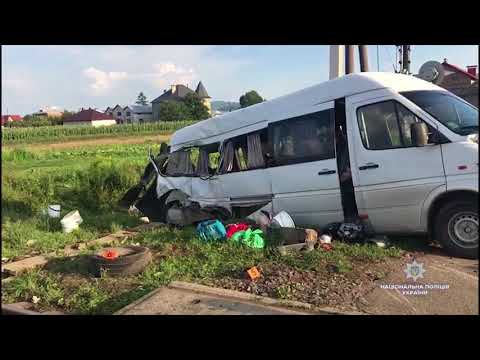 Водій вирішив проскочити: В Україні нова смертельна ДТП. Автобус з пасажирами пішов під потяг. Фото, відео катастрофи