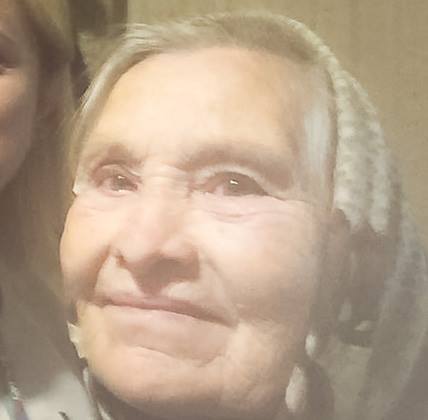 Бабуся Євгенія, 80 років. Біля смітника магазину шукала там залишки їжі. Пенсія — 1200 гривень на місяць. На пропозицію купити їй їжу — заплакала і відмовилась!