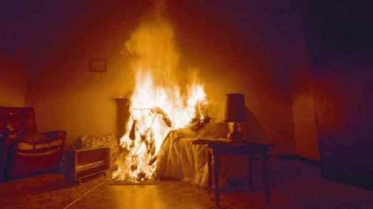 Невідомі кинули «Коктейль Молотова» прямо у ліжко подружжя! Намагалися спалити живцем всю сім’ю!