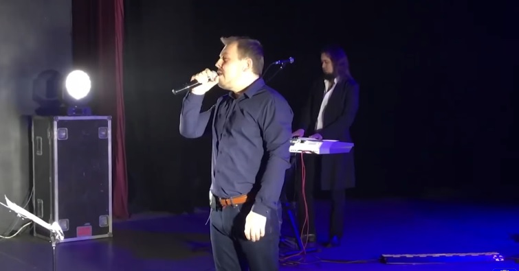 У Росії на концерті ВІДОМИЙ співак несподівано почав співати українську пісню. Подивіться на реакцію залу!