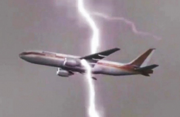 ТОЛЬКО ЧТО СТАЛА ИЗВЕСТНА СТРАШНАЯ НОВОСТЬ! Над территорией Украины в пассажирский самолет ударила молния