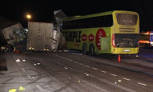 Вантажівка на швидкості врізалась в автобус з дітьми! З вини водія вантажівки постраждало багато школярів! (ФОТО)