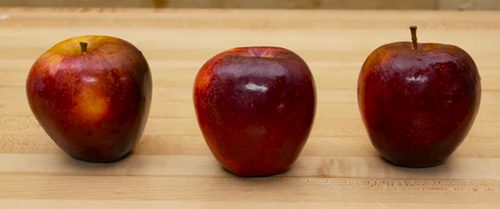 Просто вилийте окріп на магазинне яблуко! Будьте обережні, краса магазинних яблук така оманлива…