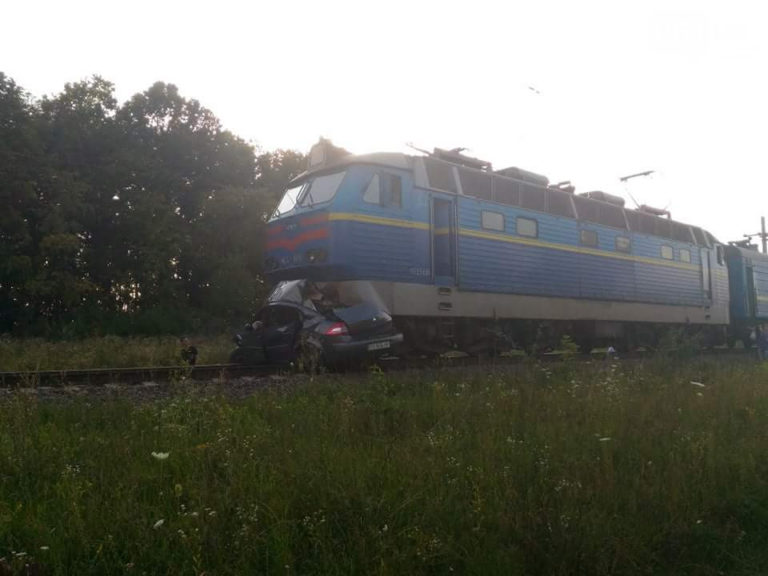 Поезд Киев—Бердянск снес легкое авто! Есть жертвы! (ФОТО)