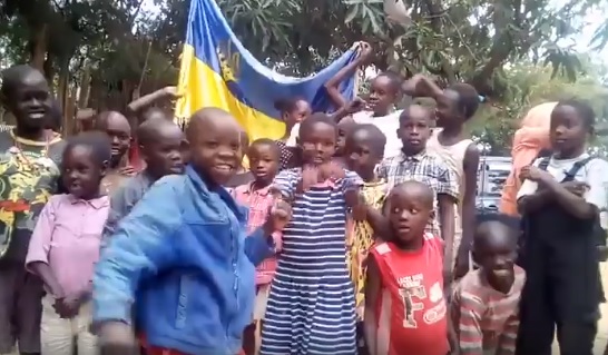 Героям Слава! Це відео можна дивитися вічно! Маленькі афRобaндеріBці з Кенії вітають Україну з днем незалежності! Відео