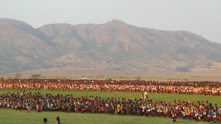 Тисячі rолих невинних дів на одному стадіоні: як король Свазіленду цього року обирав собі дружину(ФОТО18+)