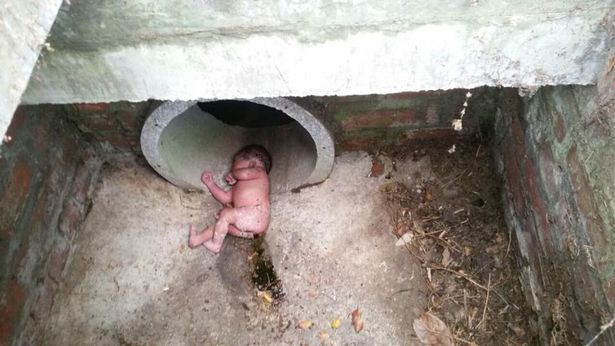 НОВОНАРОДЖЕНЕ немовля викинули в каналізацію!!! Він дивом вижив! (ФОТО)