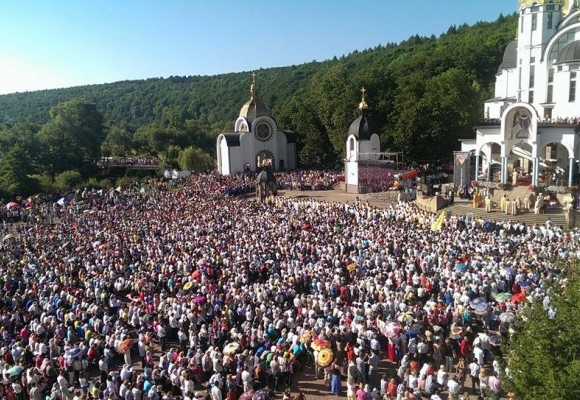 ВРАЖАЮЧЕ ДИВО! На Тернопільщині в Зарваниці сталось чудо, яке здивувало навіть священиків!