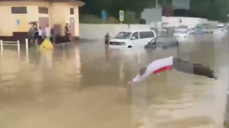 Місто під водою: у Львові внаслідок потужної зливи тонуть автомобілі та маршрутки (фото, відео)