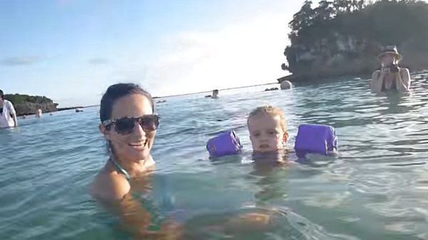Це мама і дочка які просто купаються! А тепер придивіться уважніше на воду за їх плечима. ВІДЕО