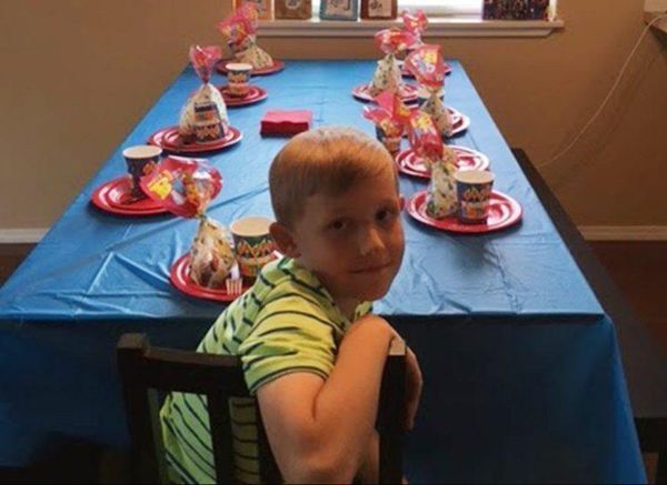 Жоден з 40 запрошених не прийшов до хлопчика на День народження. Те що зробила після цього його бабуся шокувало всіх!