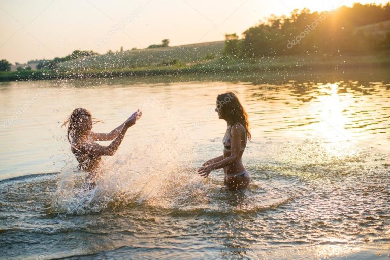 Фермер з Тернопільщини помітив двох rолих дівчат, які купалися в його ставку…. те, що він сказав їм — незрівнянно!