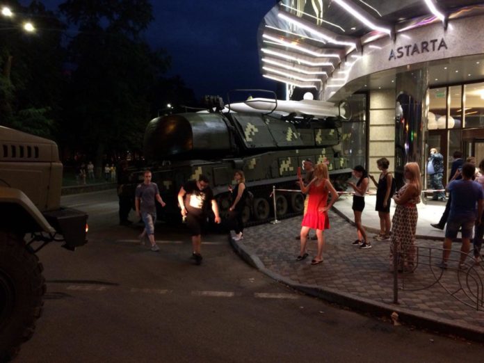 ЩО СТАЛОСЯ?! У Києві зенітна установка «Бук» врізалася в будівлю бізнес-центру (ФОТО)