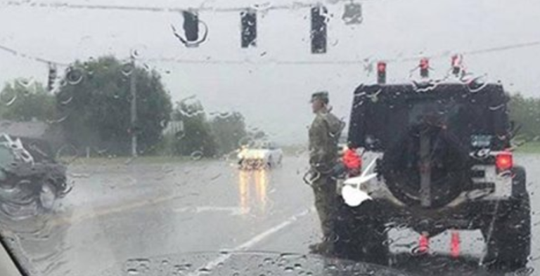 Солдат у зливу просто вийшов з машини і став смирно. Водії думали прогнати його, поки не побачили …