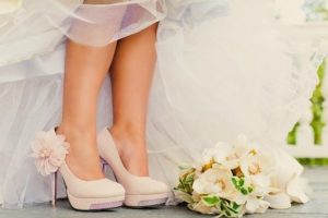 Чому нареченій ні в якому разі не можна взувати босоніжки, а весільні туфлі мають бути поношені?