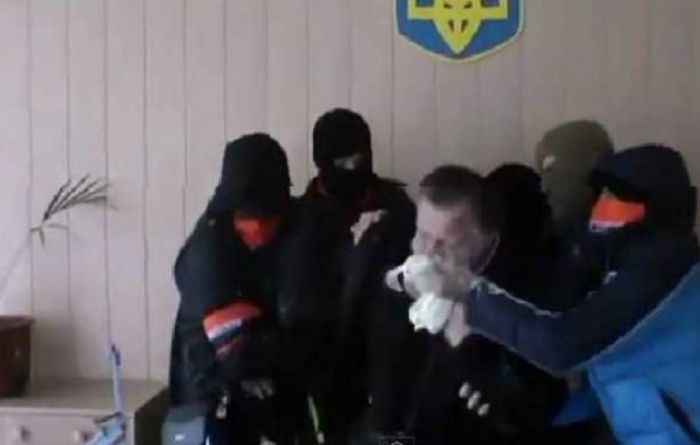 Украинского чиновника силой накормили маргарином, который шел в детсады под видом масла