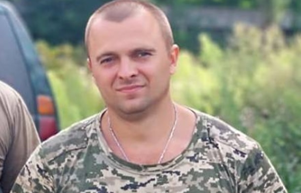 Ми вагалися, чи варто писати про це, але мовчати не можна. Це – Дмитро Український, молодший сержант 24 ОМБр ім. короля Данила.