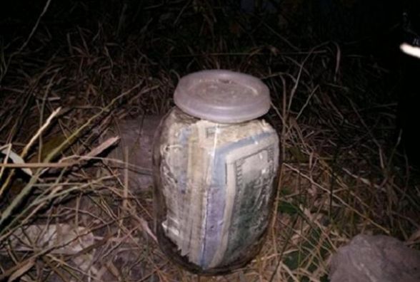 Чоловік, на Тернопільщині знайшов банку в якій було 20 тисяч доларів, але найцікавіше його чекало попереду