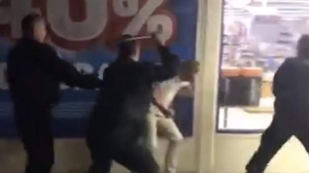 В Киеве охрана супермаркета дубинками избила мужчину за замечание! (ВИДЕО)