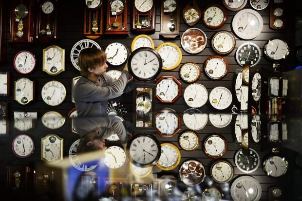 Українцям нагадали про перехід на зимовий час! Коли переводити стрілки годинника?