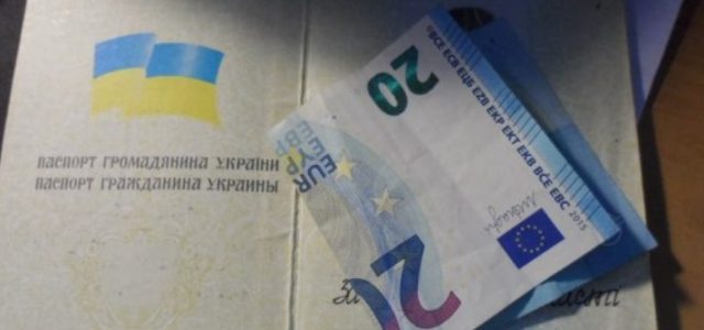 Схаменіться! Досить вже винищувати український народ. З тих хто везе валюту в Україну податок, а тим хто вивозить валюту на Мальдіви компенсація