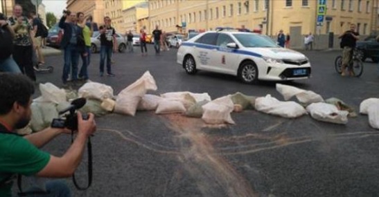 Россияне с криками “Путин – вор” прорвались к Кремлю и строят баррикады: кадры московского Майдана