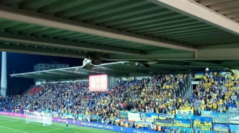 Вчора на стадіоні перед матчем Чехія – Україна зникло світло. Подивіться, що дальше зробив ультрас! ВІДЕО