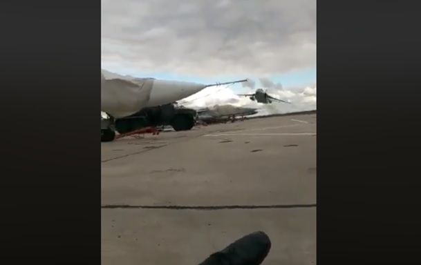 “Що ж ти робиш… Що, здурів, бл…?”: український СУ-24 пролетів над аеродромом на екстримально низькій висоті (відео)