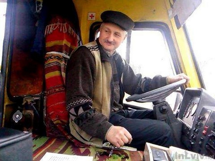 В автобус “Калуш-Львів” заходить бабуся і одразу до водія – “Шоферунцю, як буде Моршин скажете мені? Я туткаво буду сидіти..