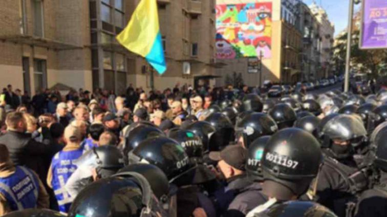 У центрі Києва День захисника України переріс в масові зіткнення між активістами і поліцією, перші подробиці!