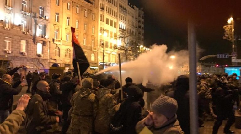 Терміново! Подивіться що прямо зараз відбувається у Києві… Активісти розносять вщент ….