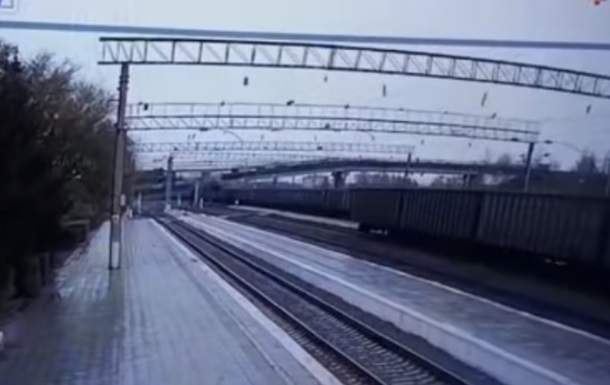 Обвалення моста на поїзд зняли на відео! Шокуючі кадри!