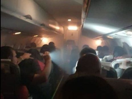 Пасажири до останнього молилися: з’явилися моторошні кадри з салону падаючого Boeing 737 за мить до аварії