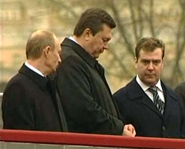 Янукович жорстоко побив Медведєва і двічі вдарив Путіна по лицю – ЗМІ