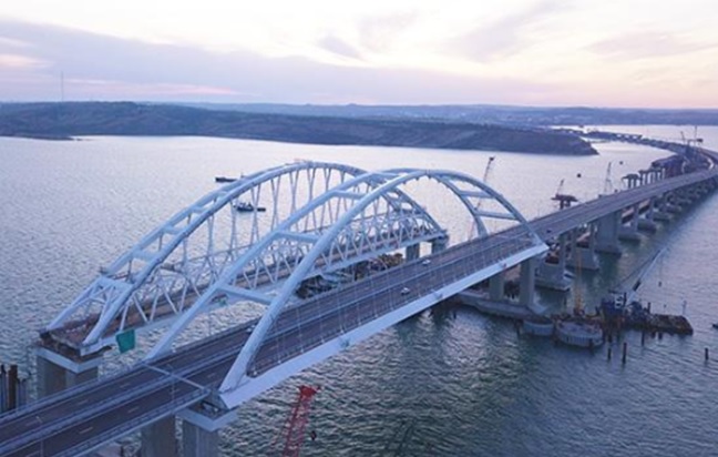 В Азовському морі стався землетрус. Подивіться, що відбувається кримським з мостом!