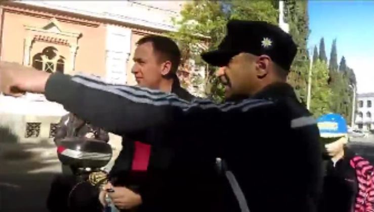 Сміливі росіяни приїхали в Грузію на автомобілі з “колорадською” стрічкою. Подивіться, що з ними зробили грузини… (відео)