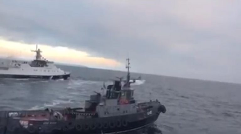23:09! Щойно військові показали перше відео тарана нашого судна в Азовському морі! Ви послухайте, скільки ненавusті (ВІДЕО)