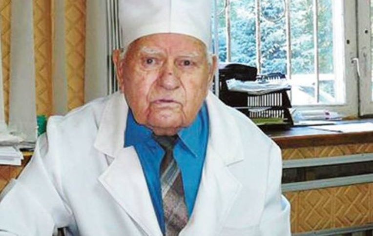 У Полтаві 99-річний лікар досі консультує пацієнтів та ходить пішки на роботу