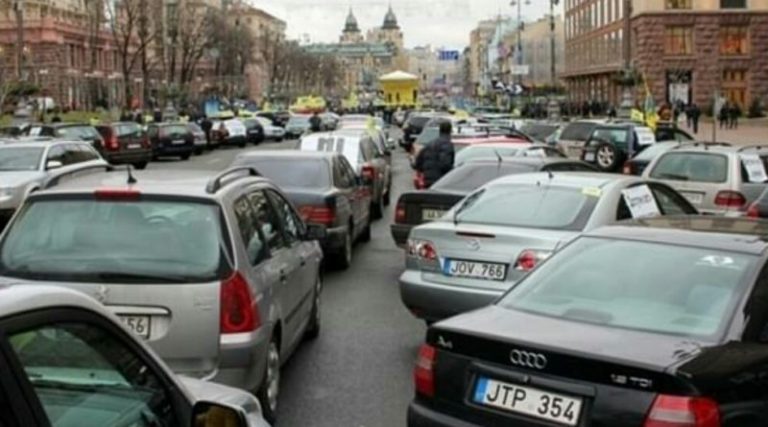 У Києві “євробляхери” пішли на відчайдушний крок і повністю заблокували громадський транспорт – введено оперативне положення (ВІДЕО)