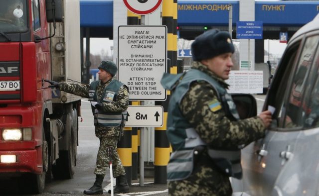 Кордон України заблокована: перекриті в’їзди і виїзди з країни, поліція безсила, фото