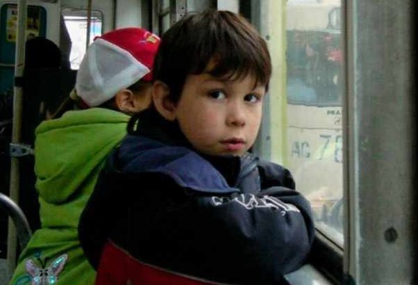 Незнайомець в автобусі зробив зауваження хлопчику, який їв цукерку. Відповідь малюка запам’ятають усі пасажири